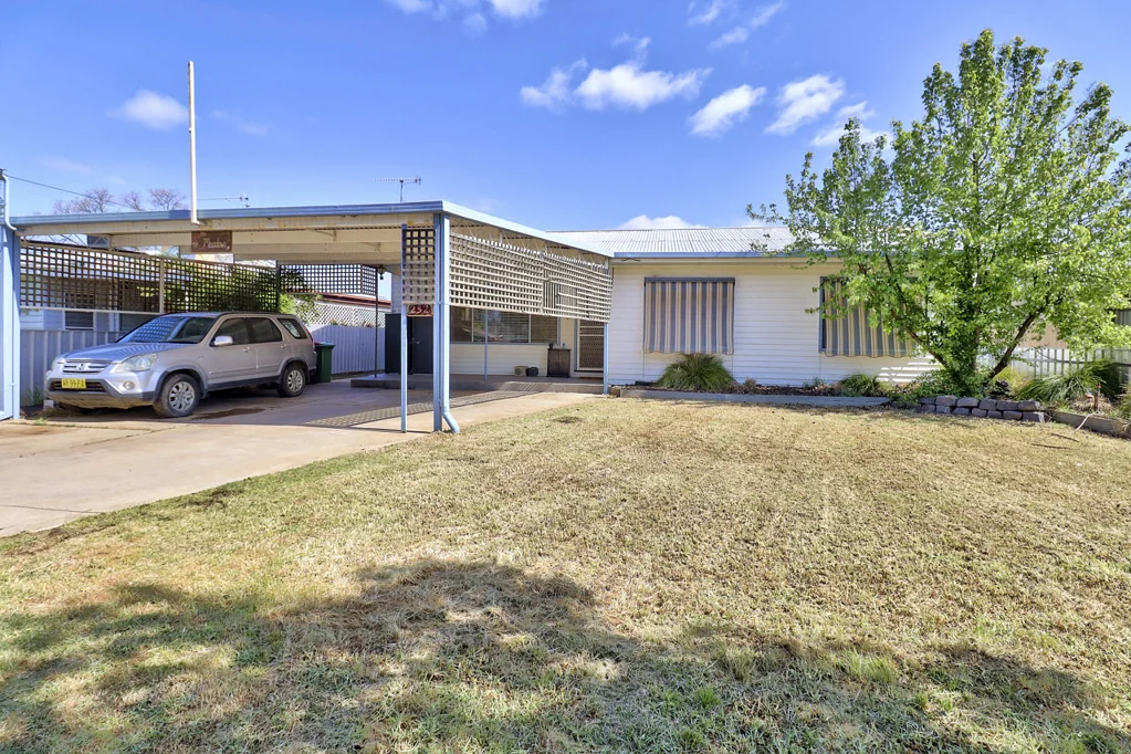 Deniliquin 4房  Neat Four Bedroom In Great Location