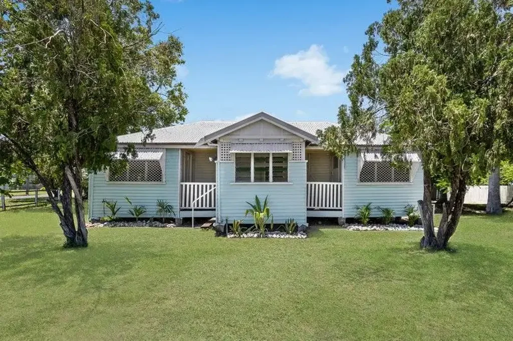 Kawana 2房  Renovators delight with development potential