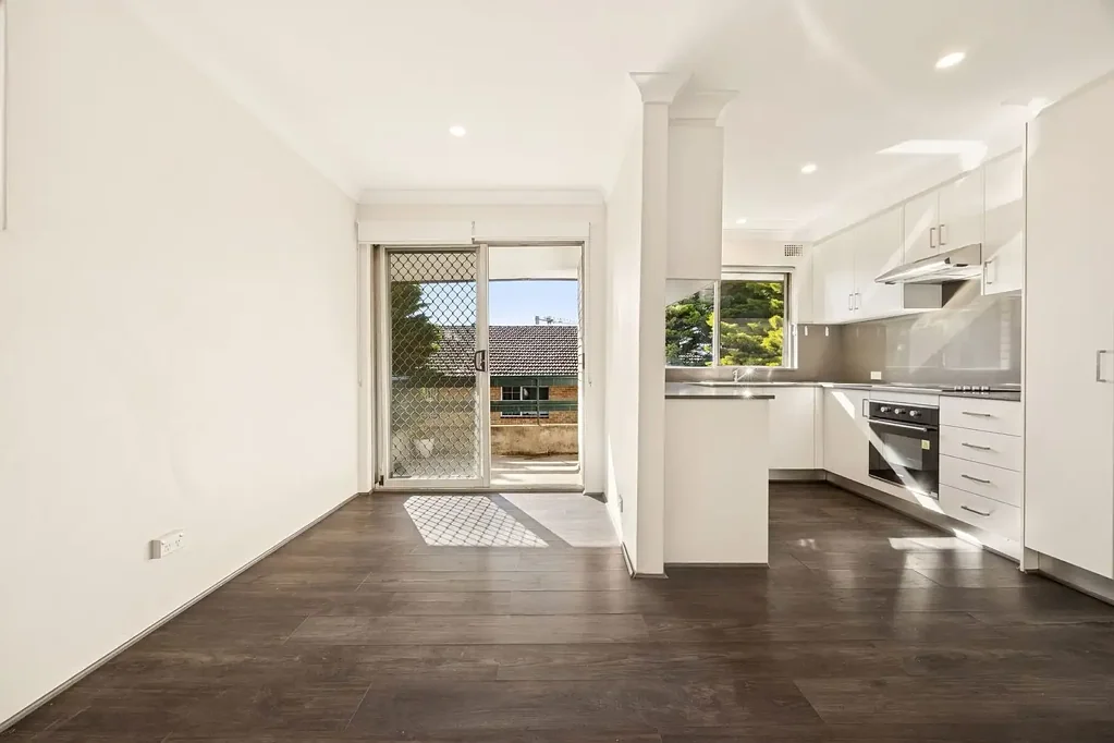 Top floor corner apartment with leafy views