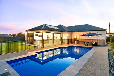 Nichols Point 4कमरा A Nichols Point homestead with a pool and room to spread out