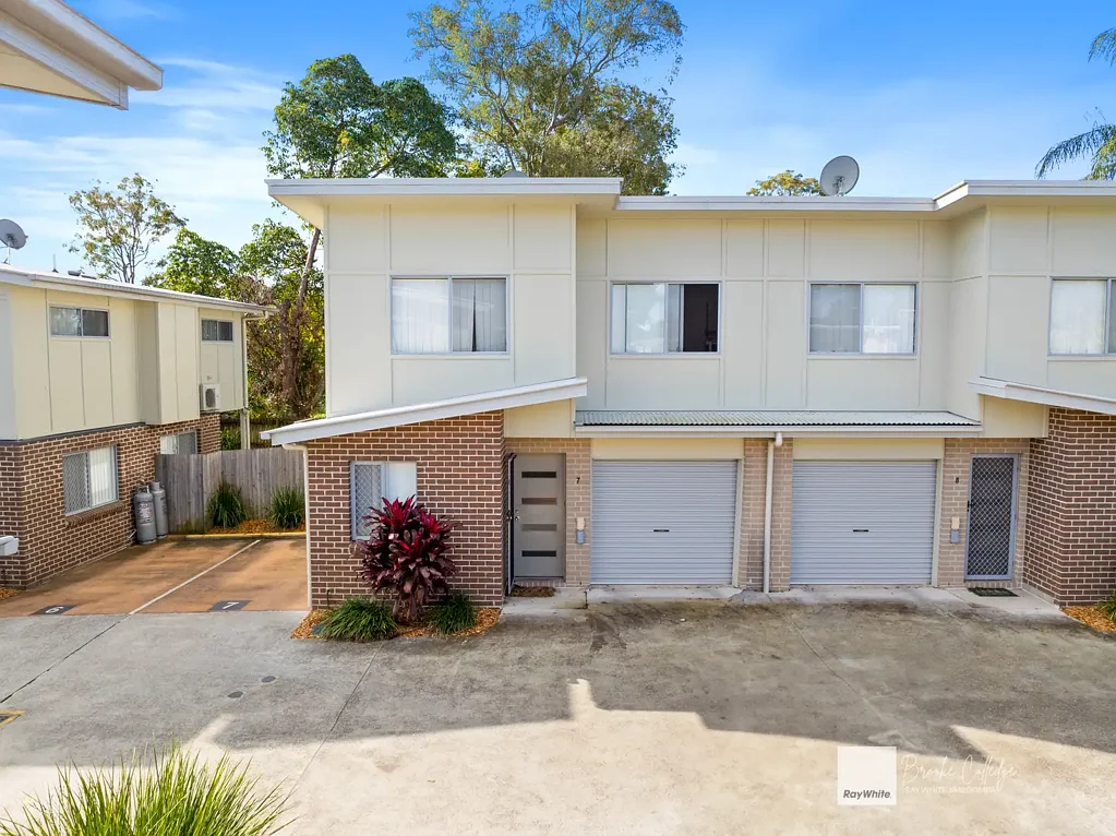 Loganlea 3침실 Poolside Townhouse in Loganlea - Move in Straight Away!