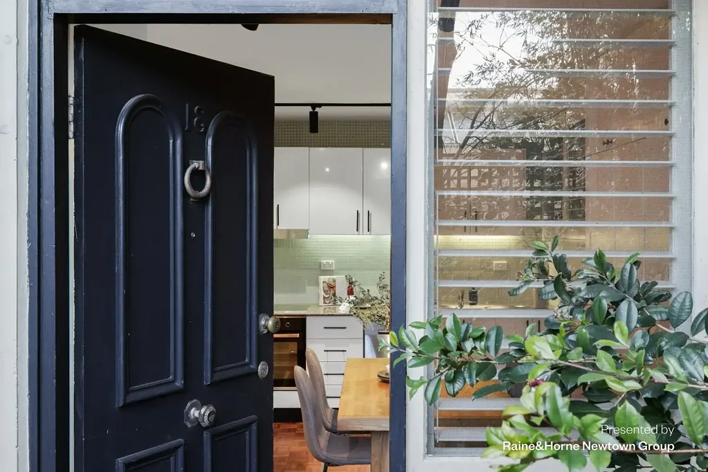 Fresh and bright retreat in a leafy laneway setting