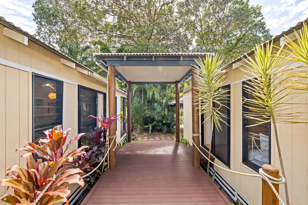 Rainbow Beach 5房  Multi Generational Living | 5 beds | 3 baths | Private Sandy Beach Track at your Door