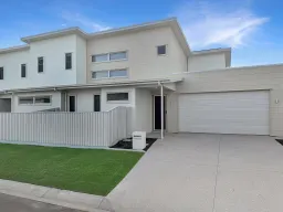 2/12 Tulip Street, Nirimba