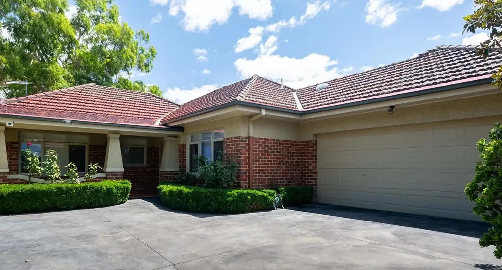 OPEN PLAN VILLA UNIT WITH DOUBLE GARAGE
