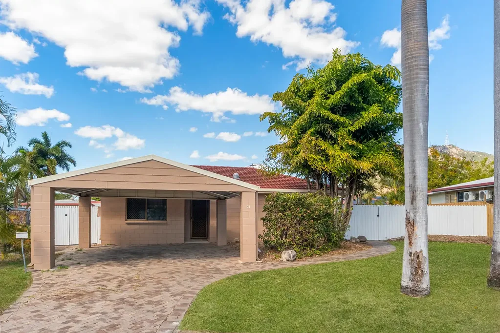 Pool, entertaining area & garden shed, Annandale location