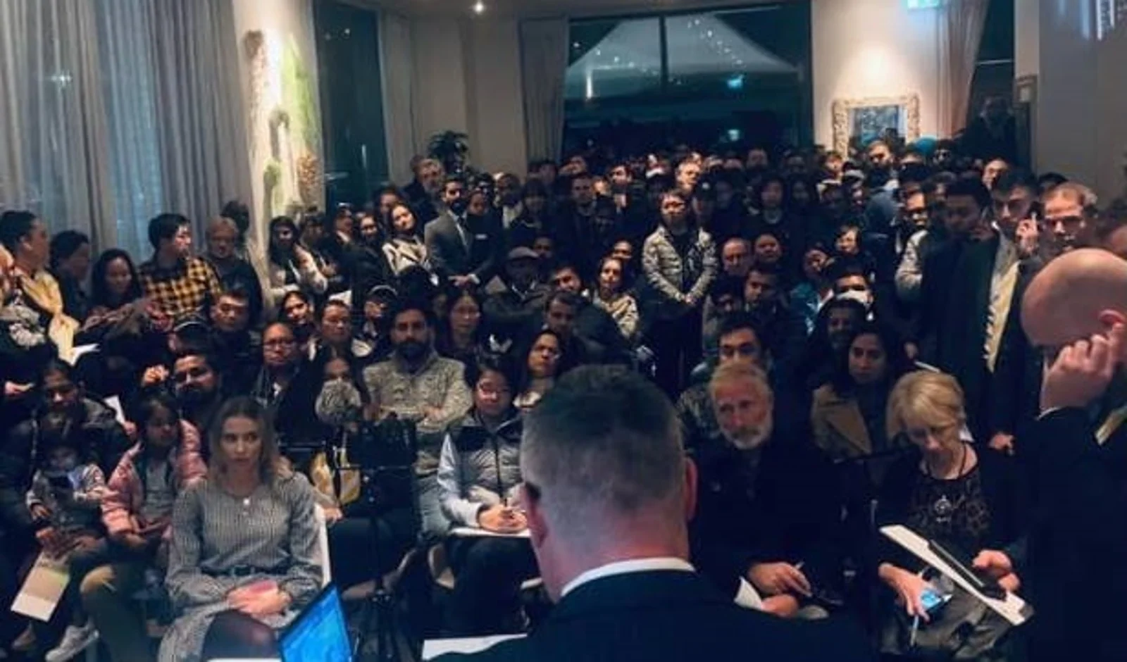 119人激烈竞价，买家排到了走廊外！中介揭秘：为何大家要赶在大选前买房？