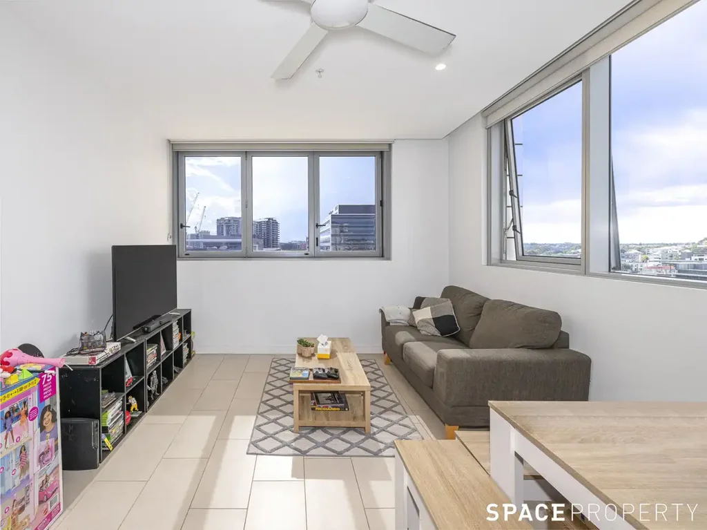 Fortitude Valley 1房 市中心精装公寓 两个安全车位 自然光线充沛 都市景观壮丽 开放式布局 现代厨房便利 便捷生活配套 Elevated Inner-City Living with Two Car Spaces Side by Side