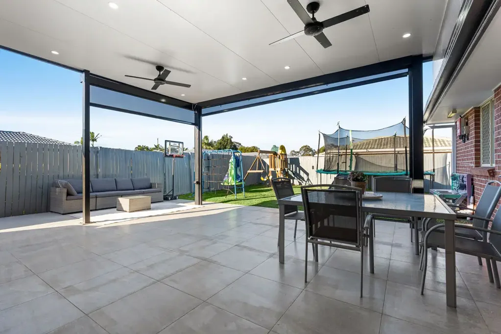 Manly West 4房 翻新家庭住宅，坐拥转角地块，尊享卓越户外空间 Renovated Family Living with Exceptional Outdoor Space on a Corner Parcel