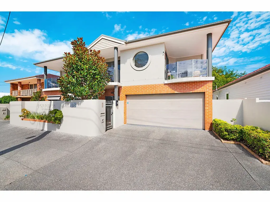 PREMIUM HAMILTON LIFESTYLE CLOSE TO CAFÉS, BEACHES AND TRANSPORT