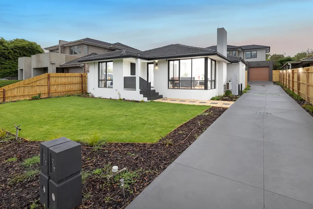 Knoxfield 3房 现代三卧住宅 开放式生活 流动空间 优质电器 大型转角窗 私人露台 低维护花园 步行便利 东林克交通 Well Maintained Residence with Dual Bathrooms, Alfresco Deck & Walk-to-Everything Location