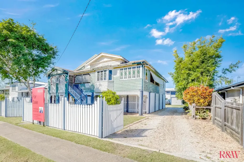 Bundaberg South 6Kwarto Timeless Queenslander Charm on a Rare 1,012m² + 2 Bedroom Self Contained Unit
