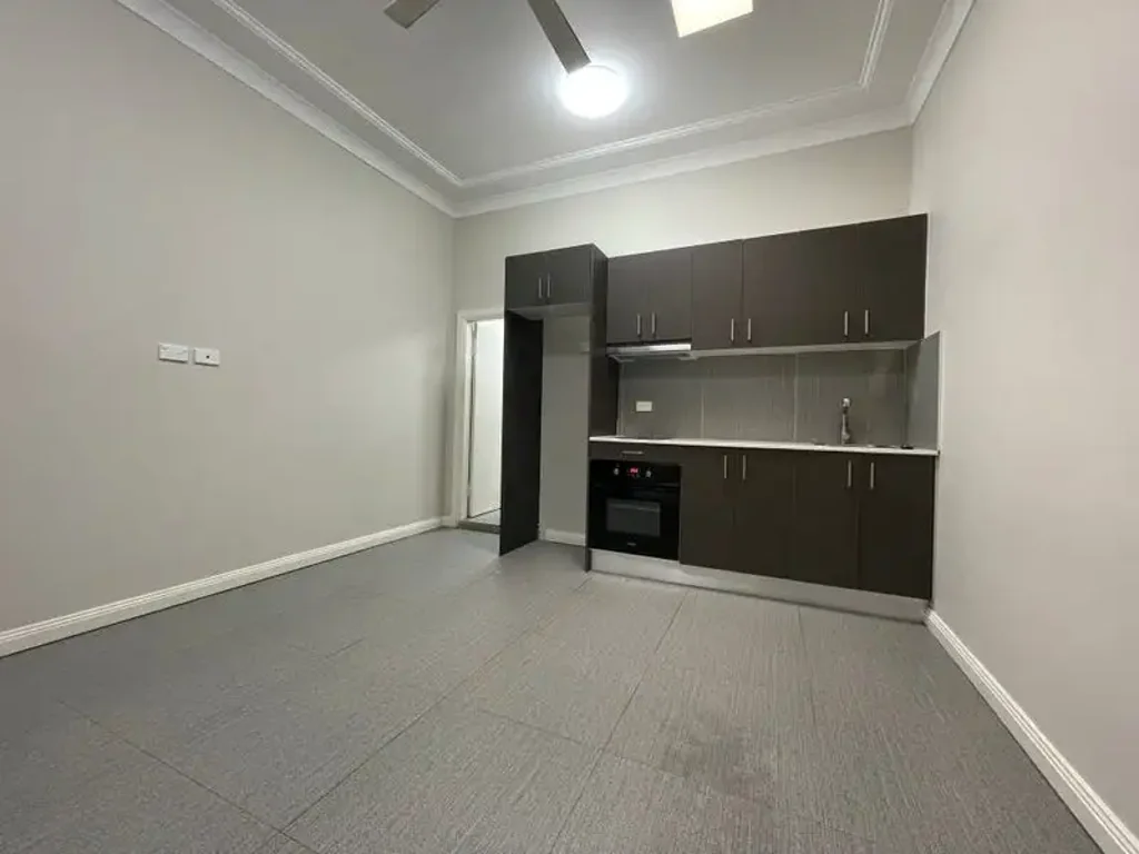 ***MODERN RENOVATED 1 BEDROOM UNIT***