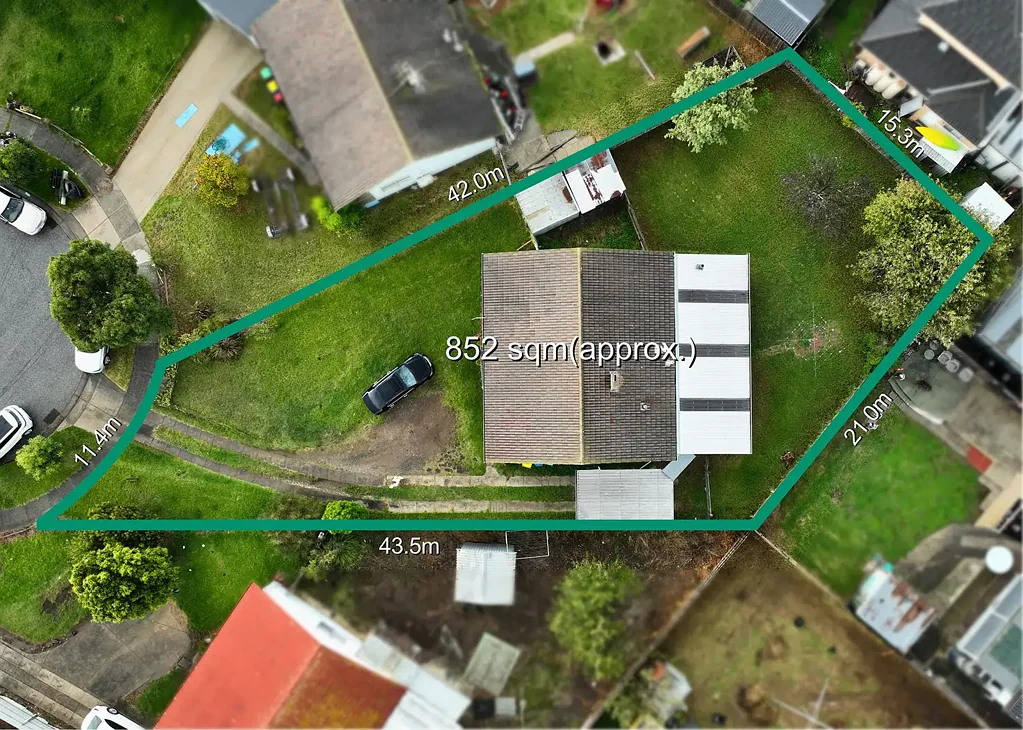 Doveton 3房 占地852sqm绝佳地势 多单元重建潜力 豪华梦想家园 管道供暖空调 独立厨房功能齐 全尺寸洗衣房 理想学区步行达 ENDLESS POSSIBILITIES ON 852SQM APPROX.