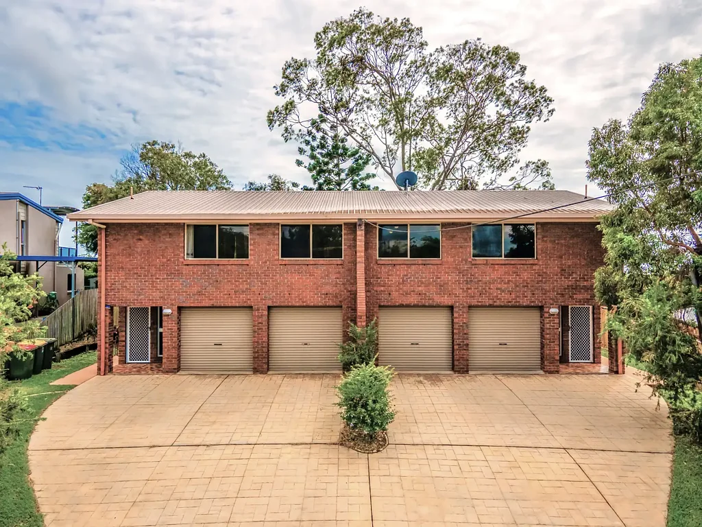 Boyne Island 6Phòng ngủ Double the space, double the income - a rare dual investment in Boyne Island’s most convenient pocket.