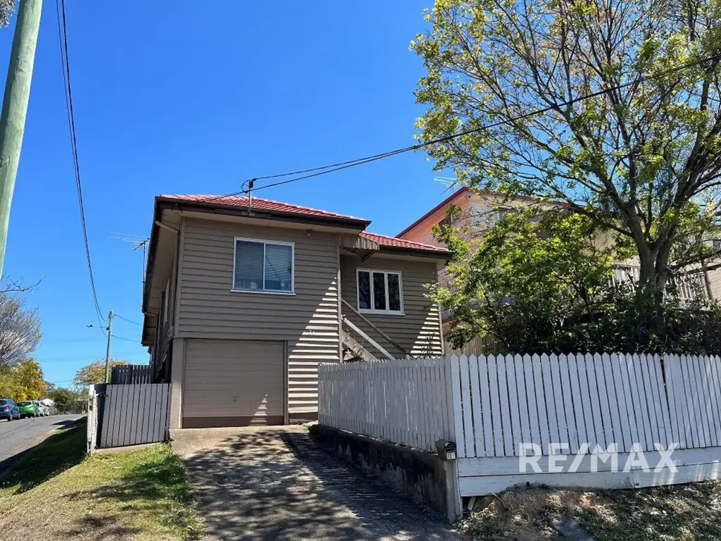 Stylishly Renovated Post-War Home in the Heart of Morningside – Ideal Location, Modern Comforts!