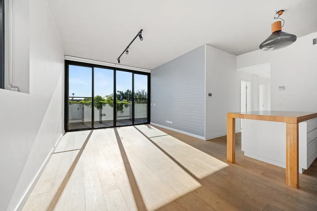 TOP FLOOR 2 BED UNIT IN BOUTIQUE DEVELOPMENT