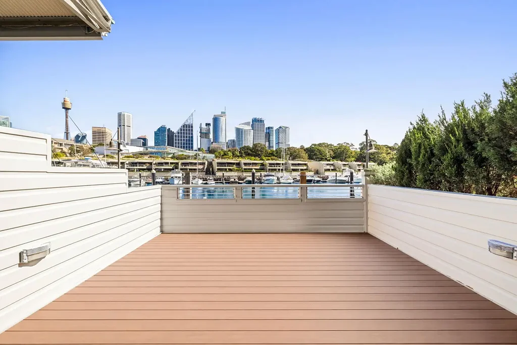 West Facing Apartment with City Skyline Views