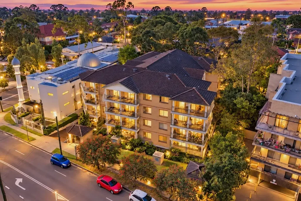 Blacktown 2房 宽敞底层生活，带两个私人庭院 Spacious Ground-Floor Living with Two Private Courtyards