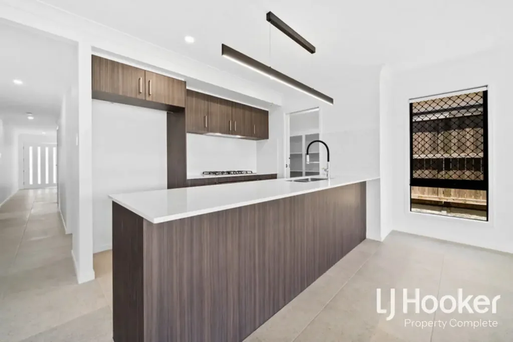 SLEEK & STYLISH NEAR NEW BUILD - GREAT SIZE BACKYARD!