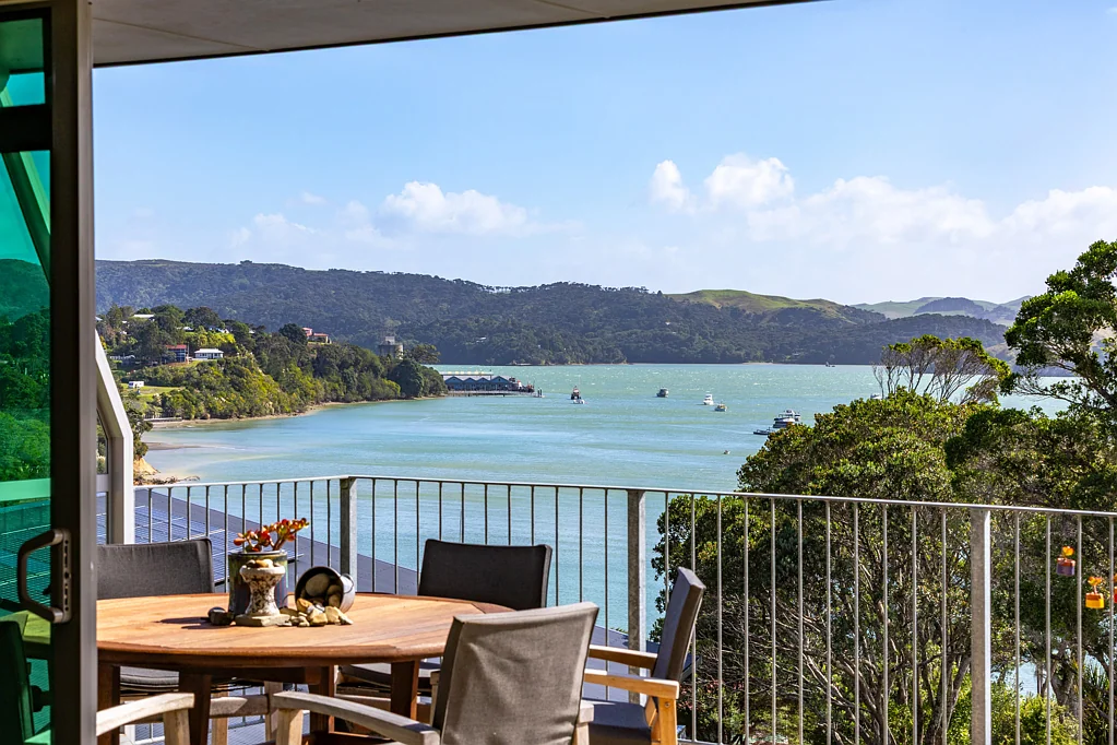 Raglan 6房  ELEVATED.  VIEWS.  INCOME.