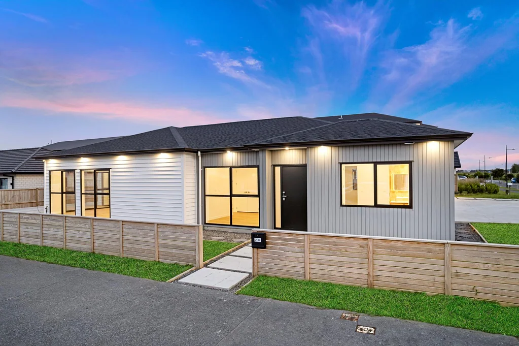 Clarks Beach 4 Slaapkamer Premium Home on a Corner Section