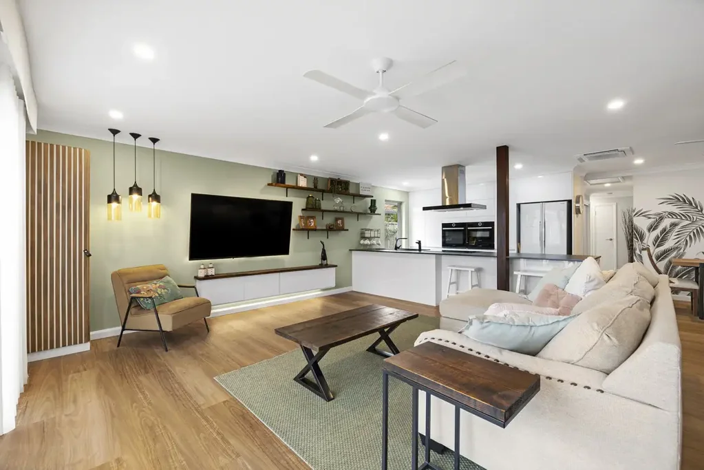 Golden Beach 3 Bedroom Luxury Beachside Living + Short Stroll to PumiceStone Passage…