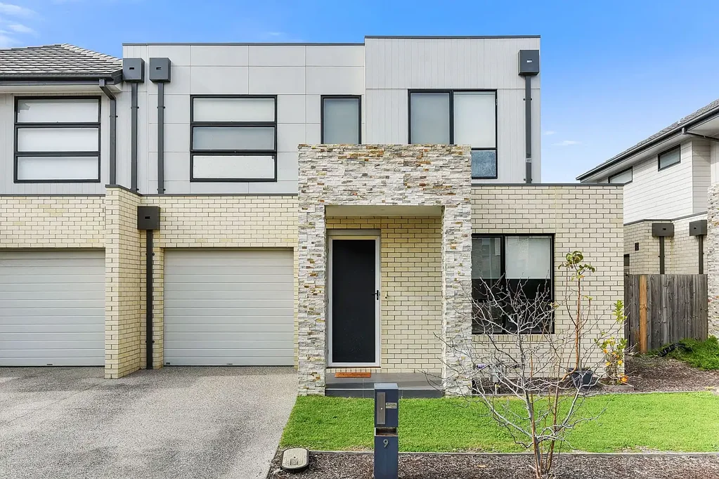 Keysborough 4房 Keysborough学区房 四卧带书房 石材厨房 咖啡吧 车库 优景庭院 The Brief: Contemporary Comfort – Two Master Suites, Spacious Living in
Superb Location