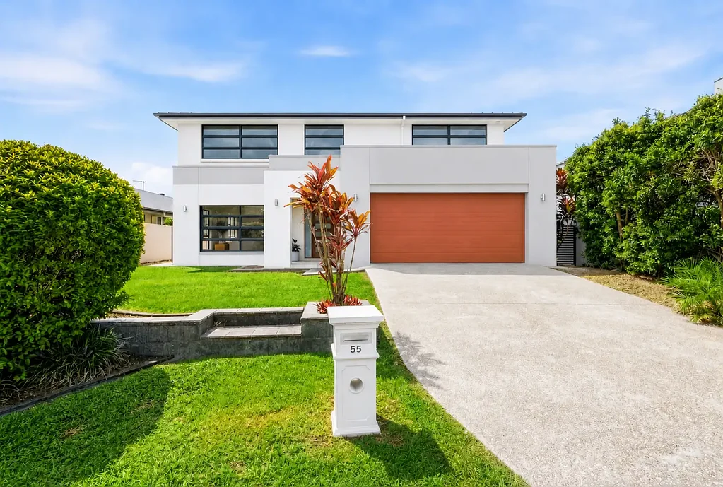 Helensvale 5 Bedroom Prime North-Facing Position in Gated Community