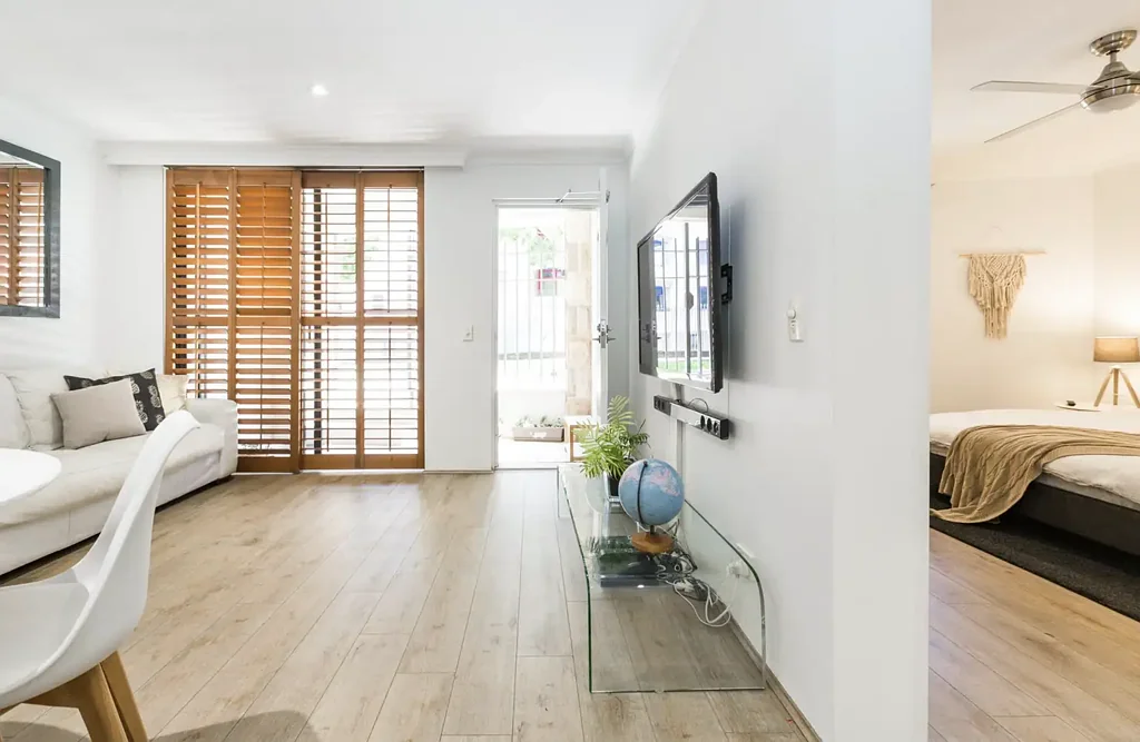 Contemporary Harbourside Haven Boasting Unmatched Convenience