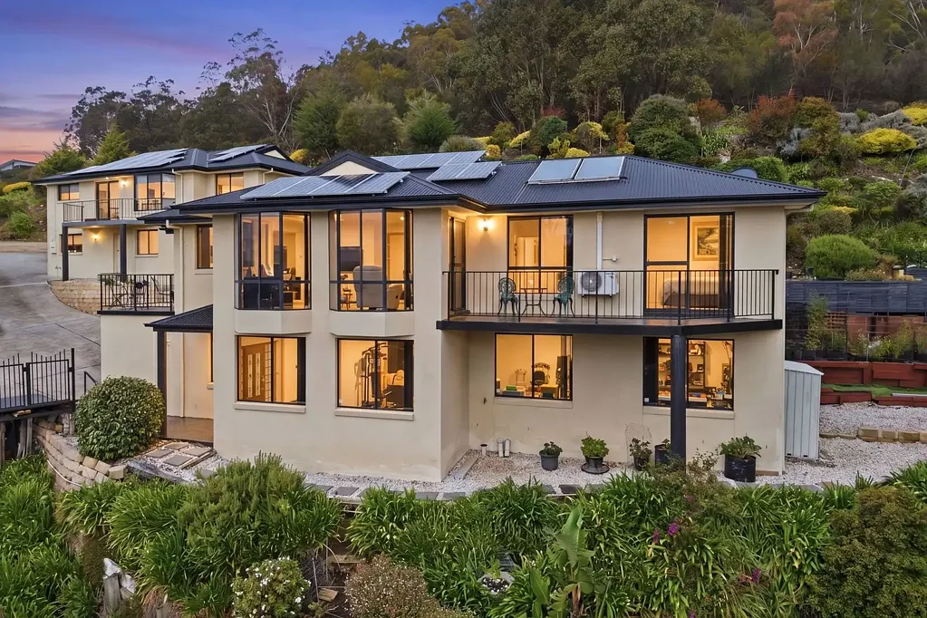 Mount Stuart 4 Bedroom Stylish Townhouse with Water and Mountain Views
