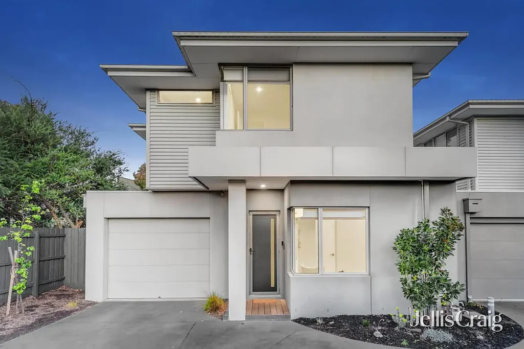 Bentleigh East 3房 温馨明亮三室 两卫联排住宅 Smeg厨房 Asko洗碗机 朝东花园视野 多功能书房 楼下化妆间 家庭洗衣房 楼上主卧套房 过道式衣帽间 套内卫生间 辐射式浴室 低维护休闲空间 抬高露台用餐 成熟蔬菜园 欧洲橡木地板 循环空调 安全警报 太阳能热水 超大车库 步行公园学校 交通便捷 Freestanding flair in this parkside pocket