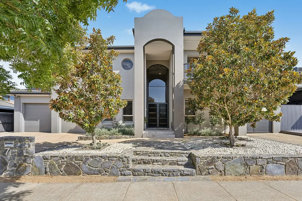 Gungahlin 5 Bedroom Premium family living - 5 Bed - 3 Bath - Triple Garage - 710 sqm block