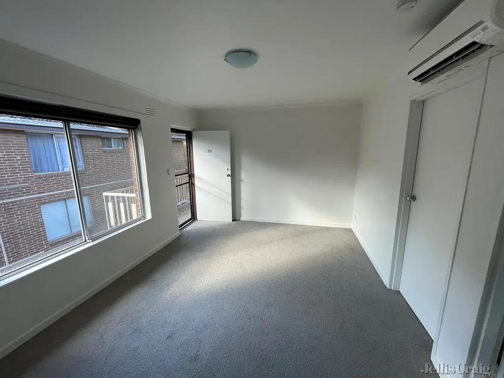 Bright Top-Floor Apartment with City Views and Parkside Living