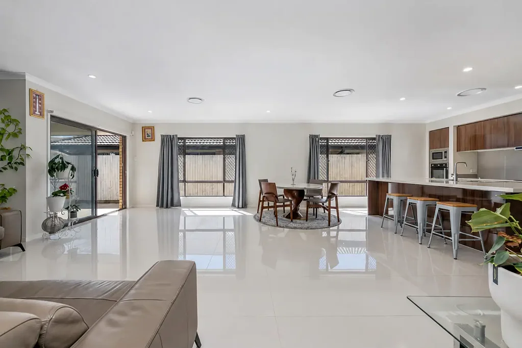 Mango Hill 4房 宽敞的 Plantation 建造家庭住宅，拥有多个起居区 Spacious Plantation Built Family Home with Multiple Living Areas