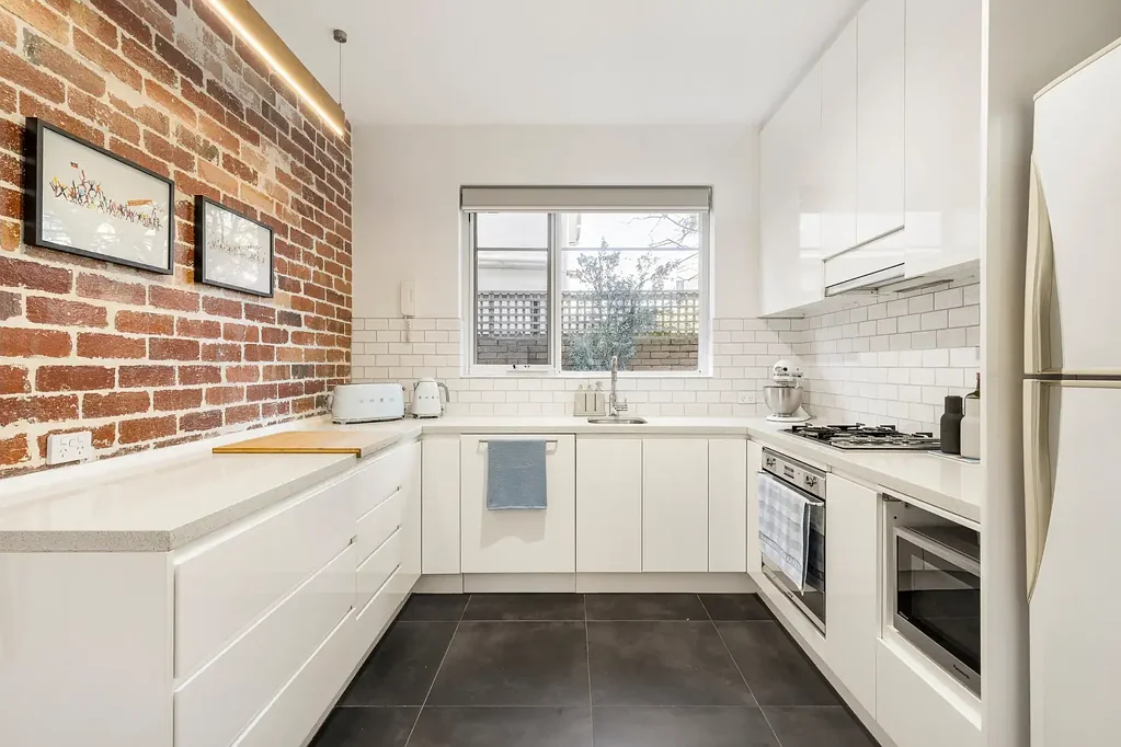 St Kilda East 2침실 Solid-Brick Elegance with Modern Comforts & Prime Convenience