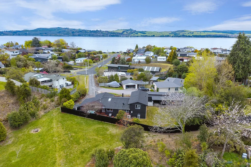 Rainbow Point 5ਬੈੱਡਰੂਮ Classic Kiwi Bach in Coveted Kowhai Road