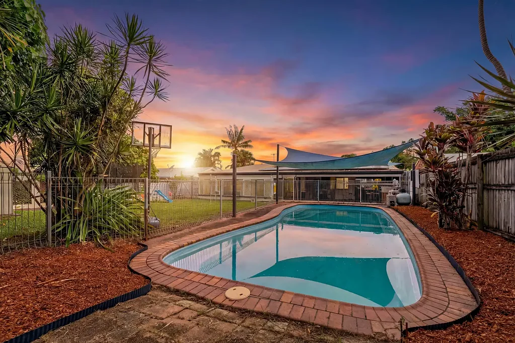 White Rock 5房  Family Living Done Right | Pool, Owned Solar & Inspiring Pyramid Views
