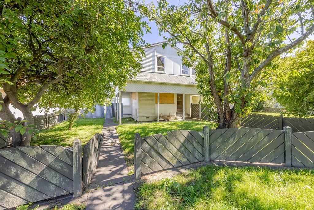 Hastings 5chambre Double the potential. Unlimited opportunity- as is