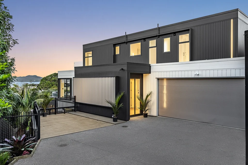 Castor Bay 5房 CCC已批，产权将下！全新恢弘大宅 ，揽Rangitoto无垠海景， 每一寸触感都在定义奢华！ OPEN HOME SUNDAY 11:30–12:15PM | MUST INSPECT