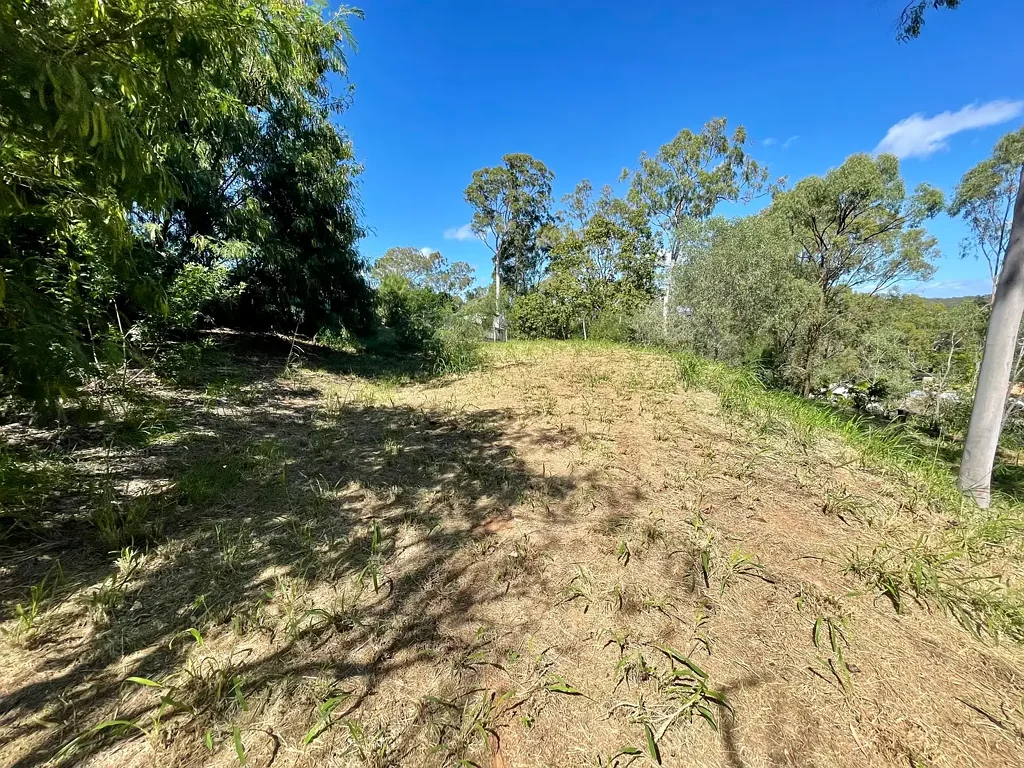Kin Kora  OVER HALF AN ACRE WITH 180 DEGREE VIEWS, IN THE MIDDLE OF GLADSTONE!