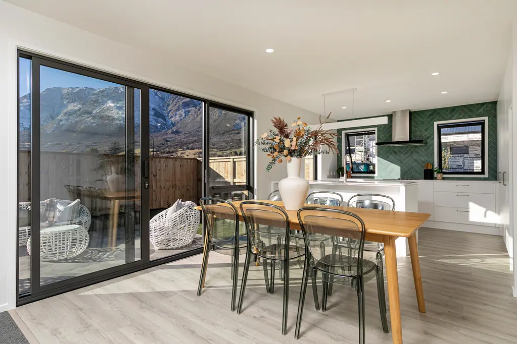 Jacks Point 5房  Dual corner living done right! Three plus two!