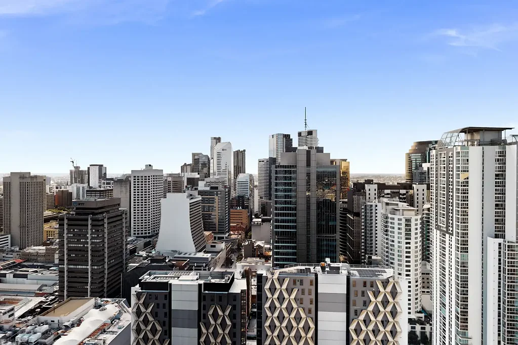 Brisbane City 2房 现代装修 开敞式设计 城市天际线视野 石制台面 高品质电器 宽敞阳台 自然光充足 现代浴室 度假村设施 便利市中心位置 High Floor 2 Bedroom Apartment with City Views