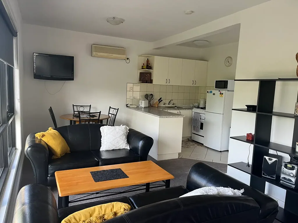 CBD FULLY FURNISHED UNIT 6 OR 12 MONTH LEASE