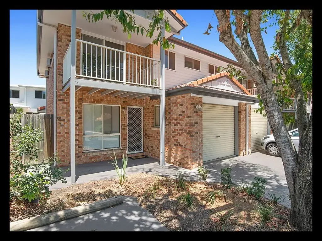 3-BED TOWNHOUSE WITH POOL IN GATED COMMUNITY