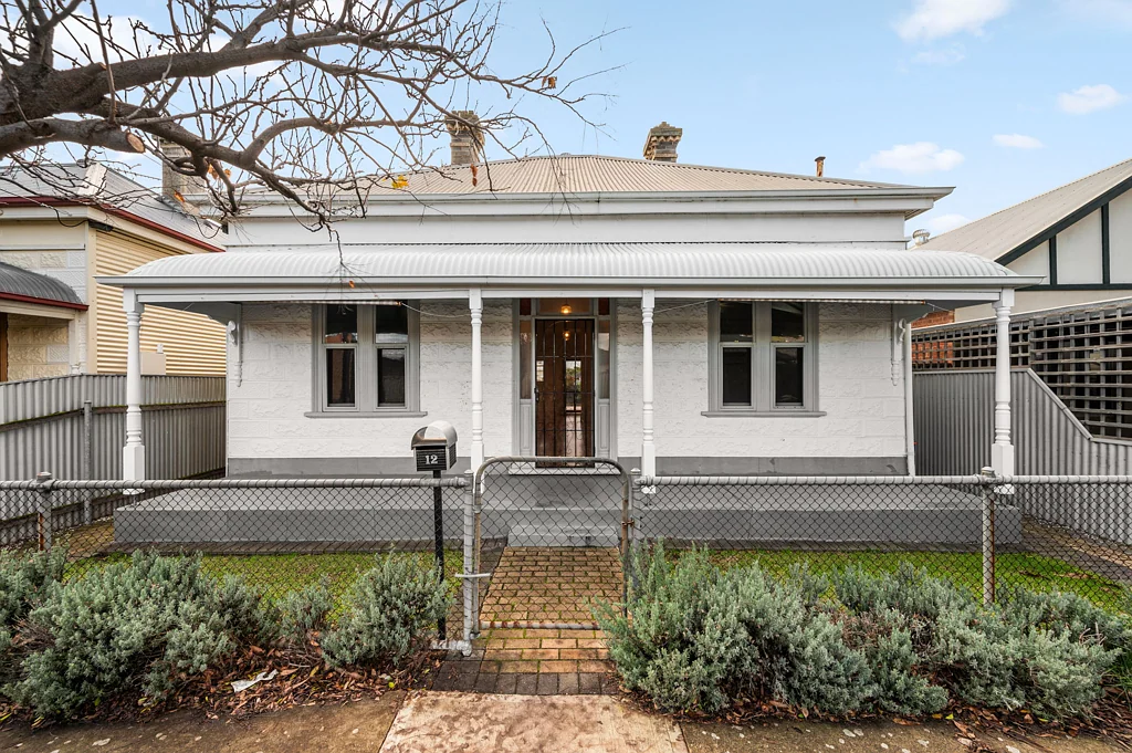 3 BEDROOM HOME IN SEASIDE SUBURB