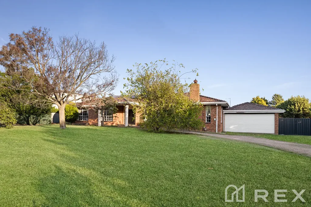 Narre Warren North 4房 Narre Warren North蓝筹地段 2000㎡阔绰地块 四卧镜柜主卧套 燃气厨电 双车库带工坊 私密后院娱乐空间 太阳能系统 A Much-Loved Retreat with Exceptional Space