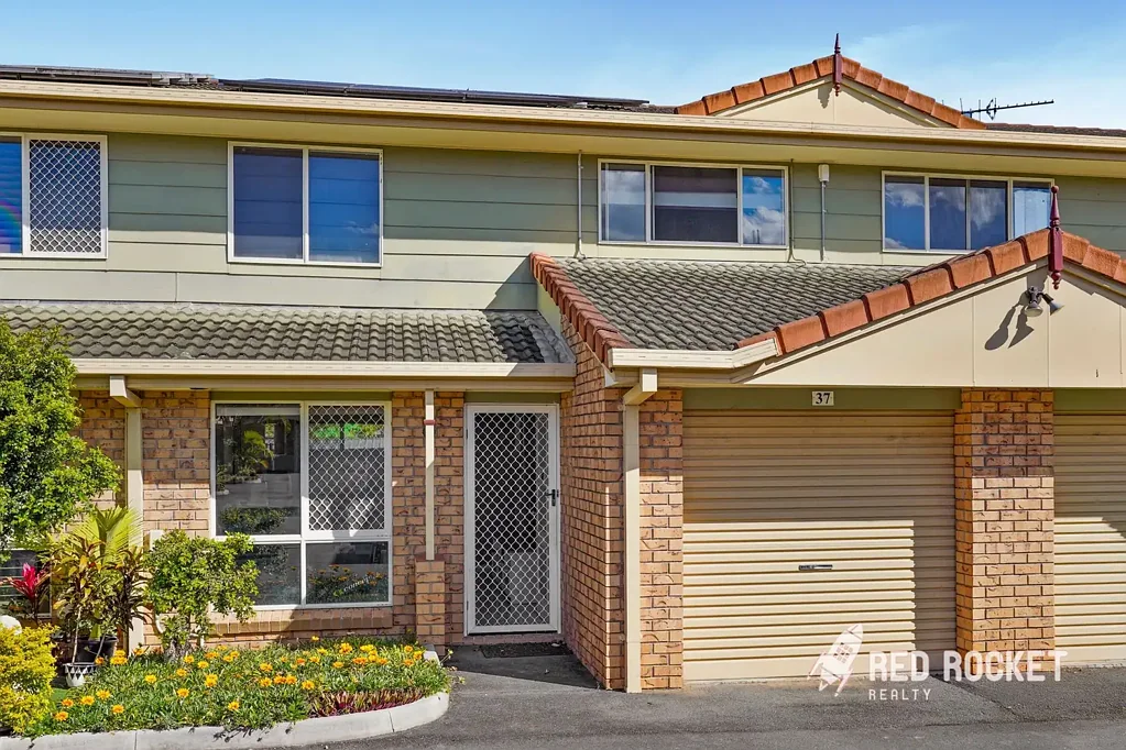 Underwood 3Kwarto Stylish Townhouse Living in a Quiet Boutique Complex in the Heart of Underwood!