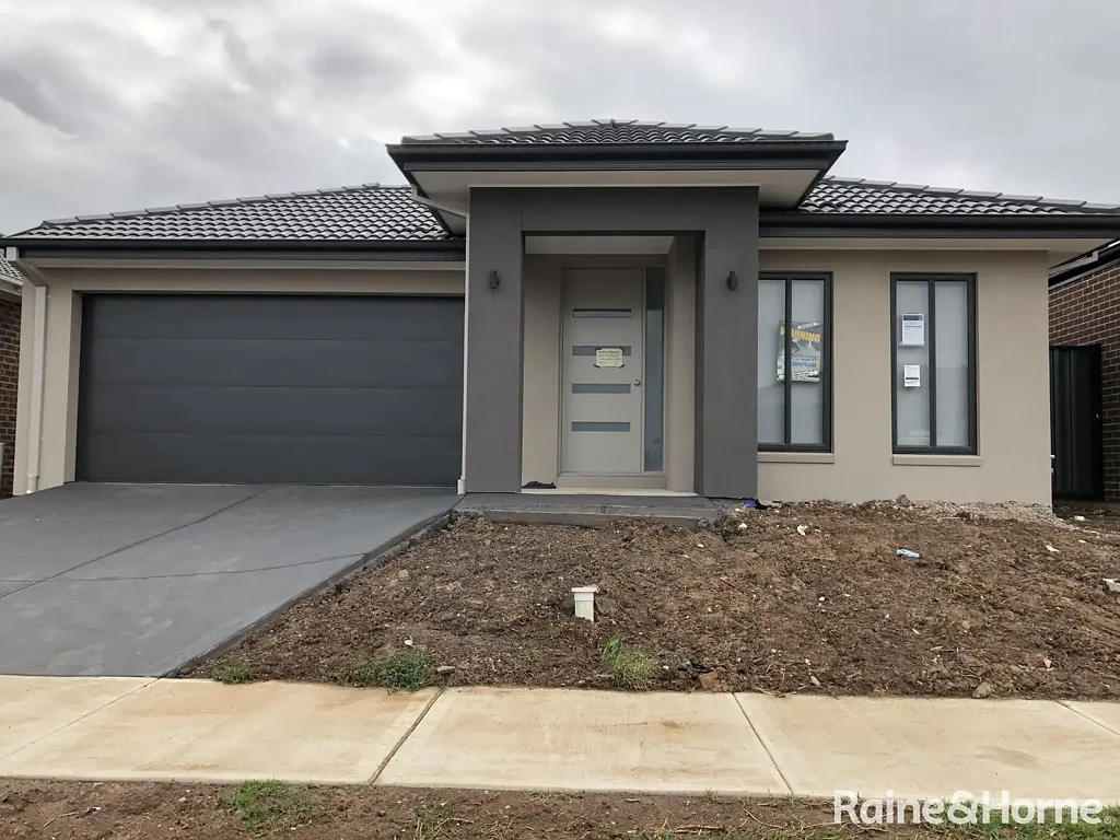 Fabulous 4Br  Home in the Heart of "The Grove" in Tarneit!
