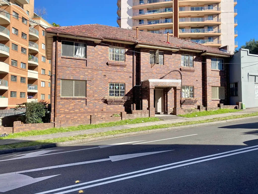 Spacious 2 bed Unit in Super Convenient Location